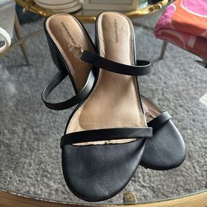 Amazon Essentials Black Strappy Slide Heels with Tan Insole